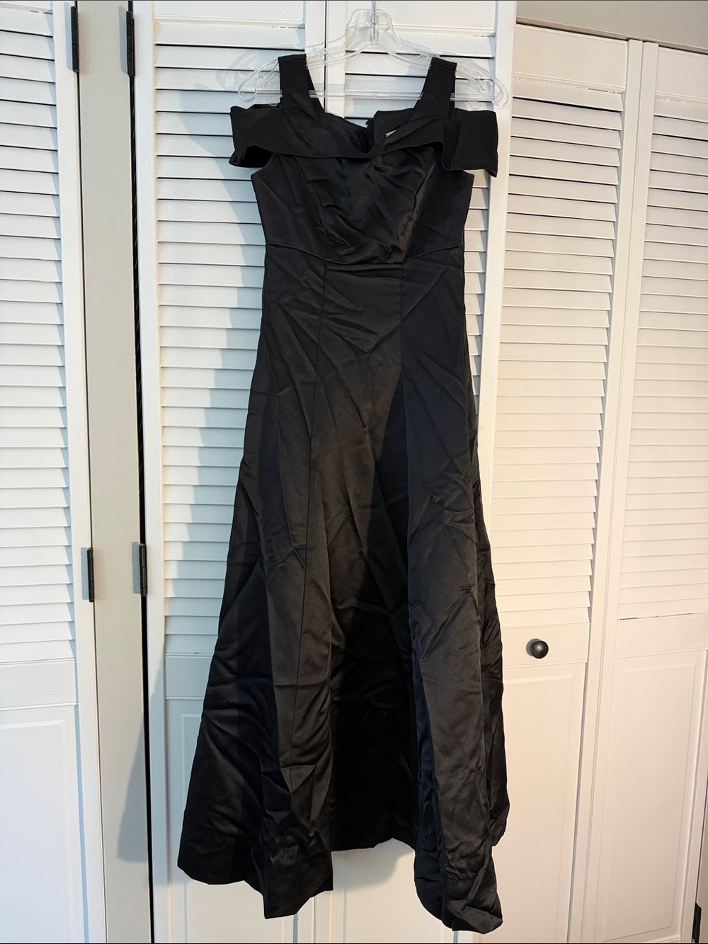 Elegant Black Off-Shoulder Maxi Dress with Sculpted Bodice